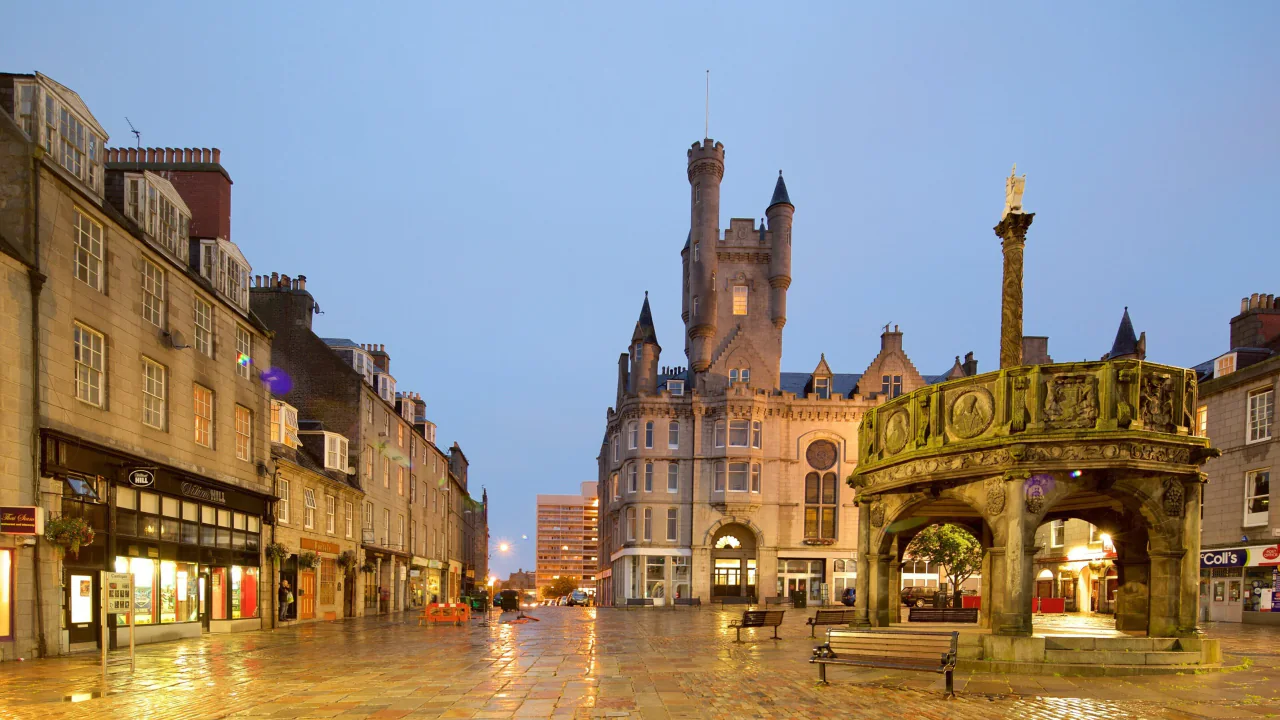 Poarta istorică a castelului în centrul Aberdeen la amurg