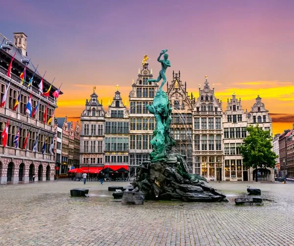 Antwerp istoric pe malul apei și arhitectura orașului de lângă râul Scheldt