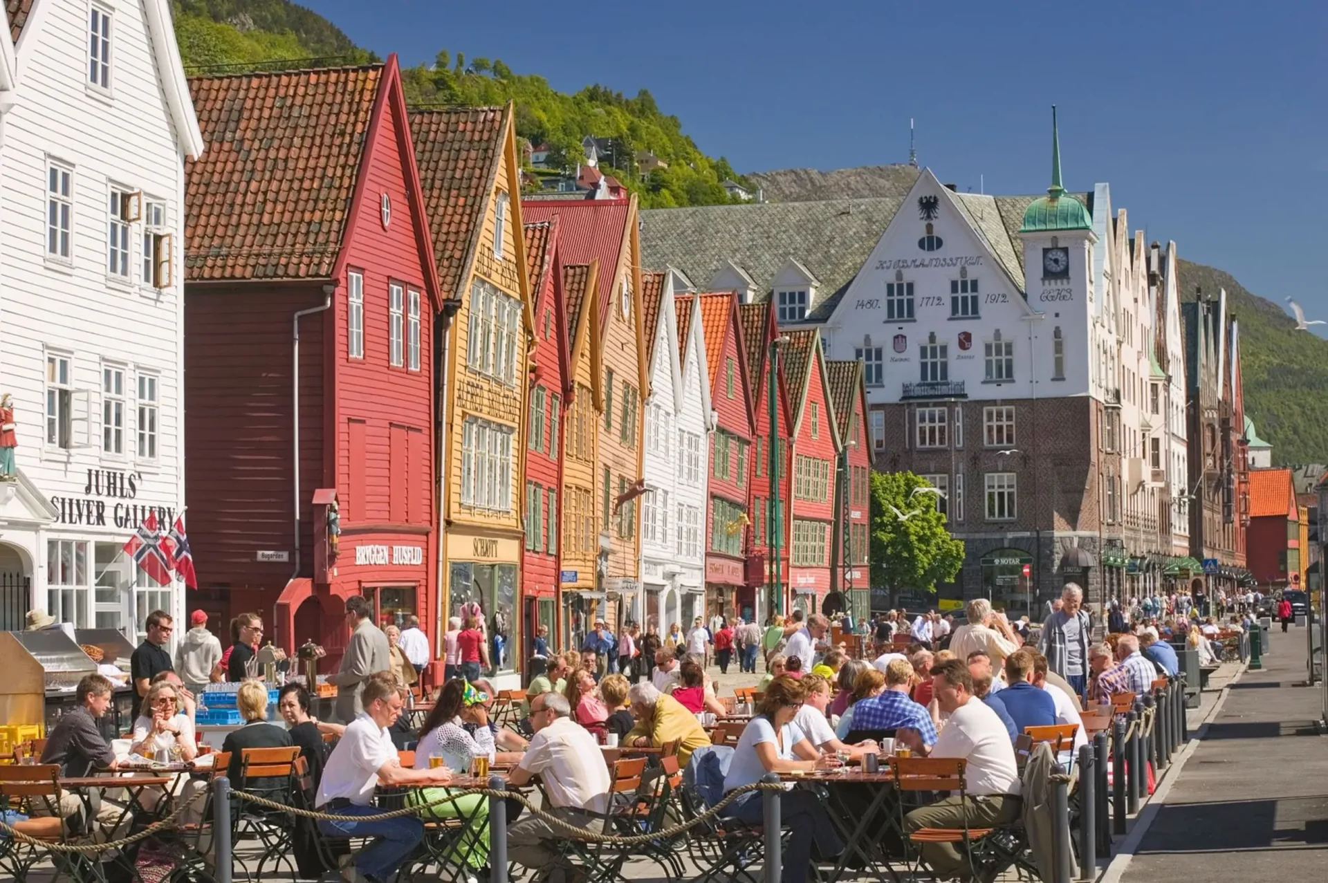 Bergen Bryggen pe malul mării și peisaj montan în Norvegia