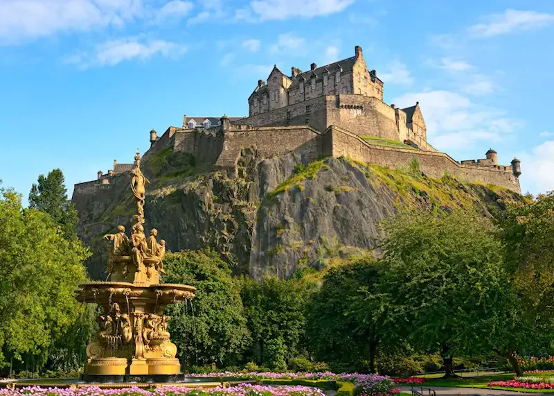 Edinburgh Castelul, orizontul orașului vechi și străzile istorice din Scoția