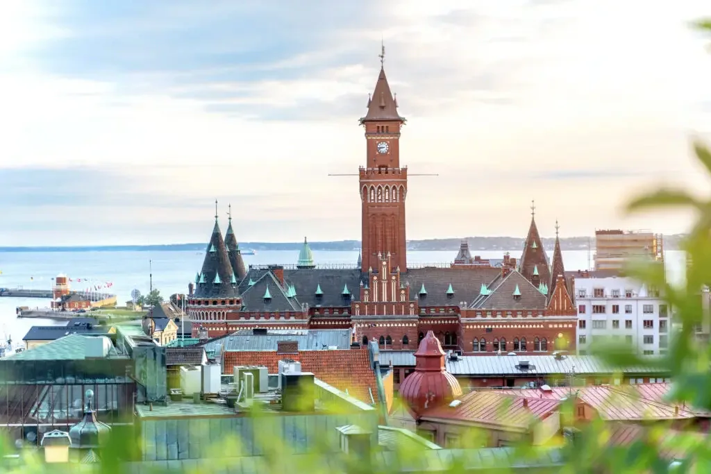 Helsingborg malul apei, turnul Kärnan și centrul orașului din sudul Suediei