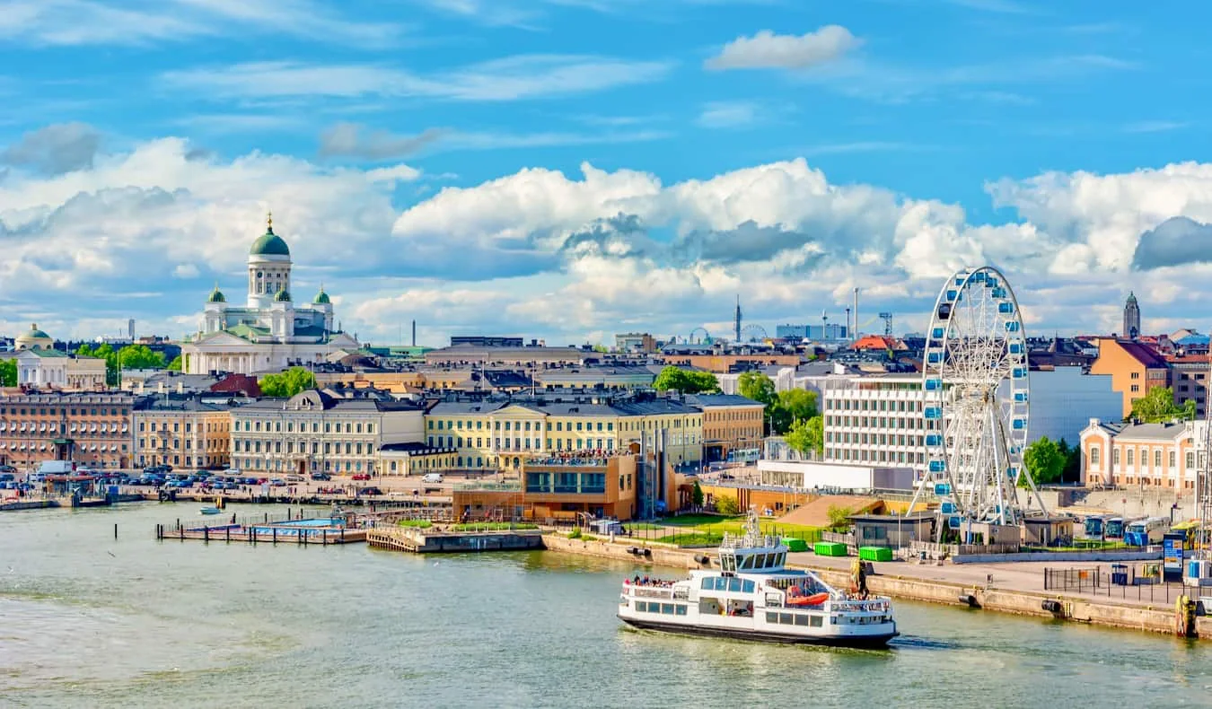 Helsinki malul mării, catedrală și portul baltic din Finlanda
