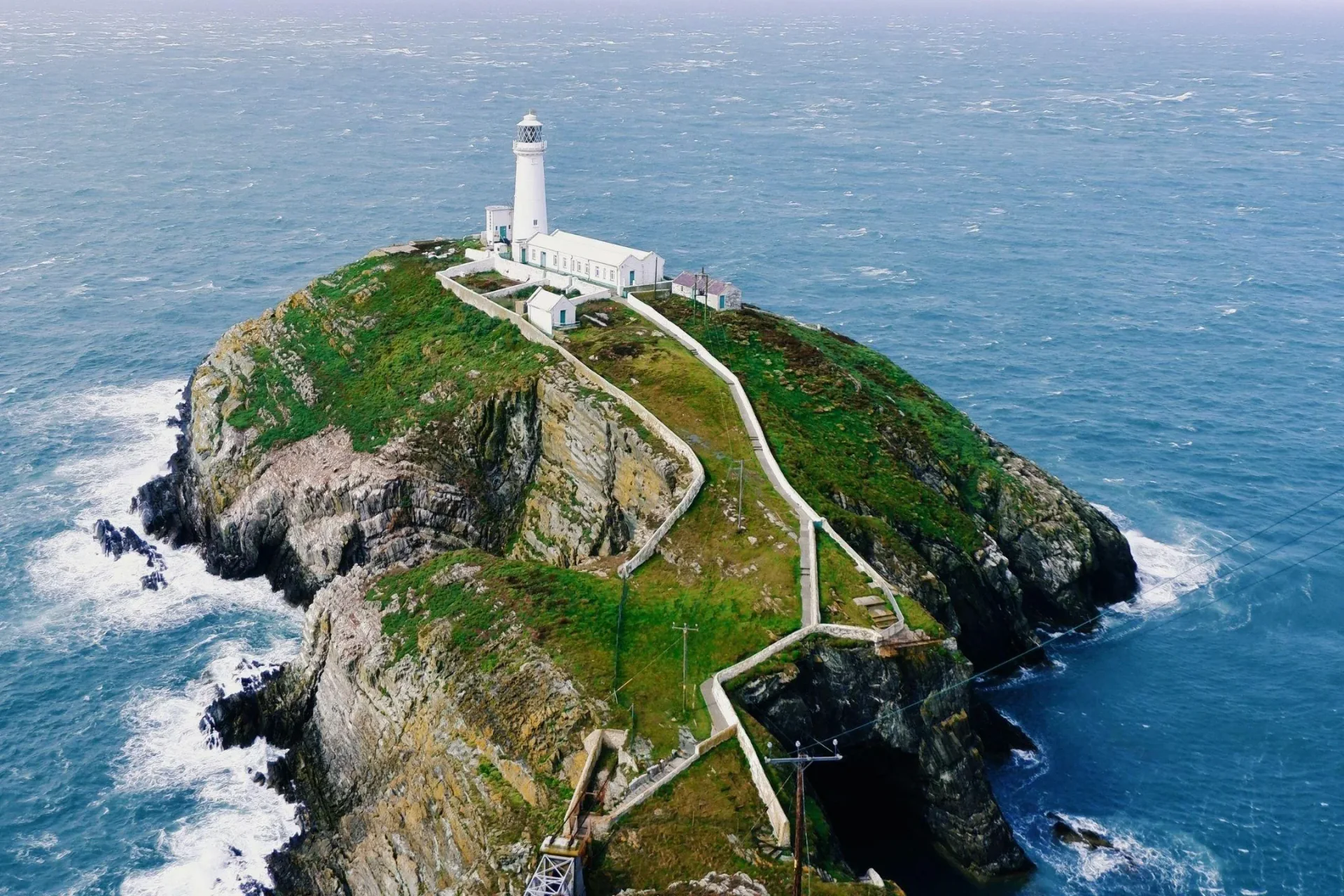 Holyhead coasta, portul și munții de pe insula Anglesey din Țara Galilor