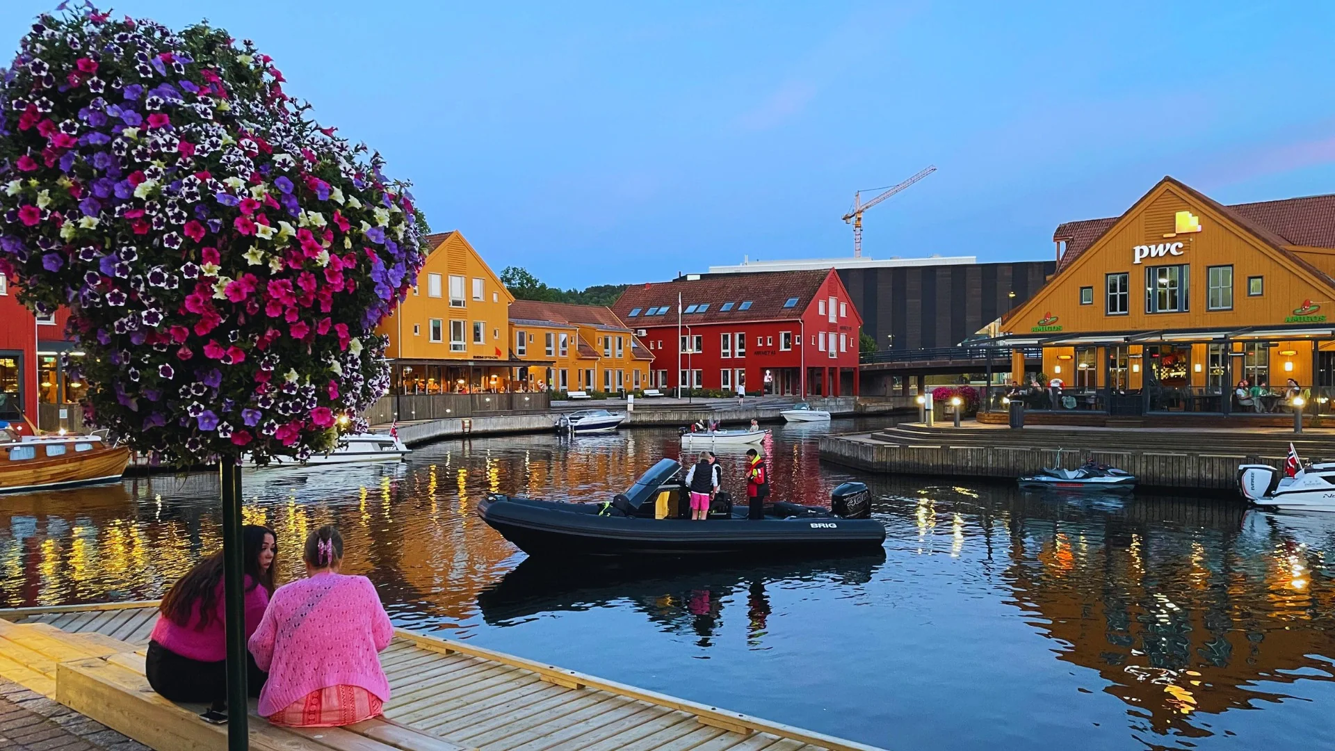Kristiansand pe malul apei, portul și centrul colorat al orașului din sudul Norvegiei