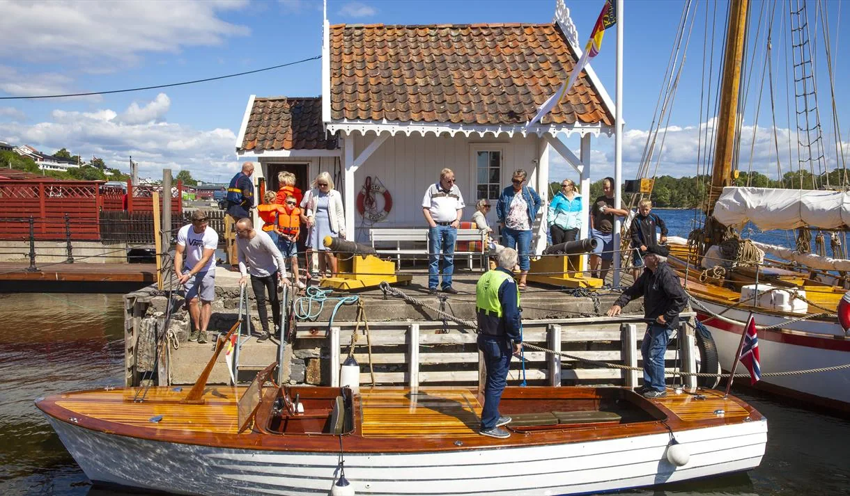 Langesund portul, casele din lemn și coasta Skagerrak din Telemark, Norvegia