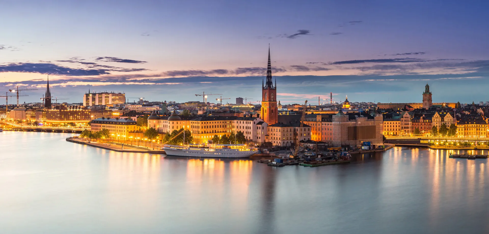 Nynäshamn portul, malul mării și peisajul arhipelagului suedez la sud de Stockholm