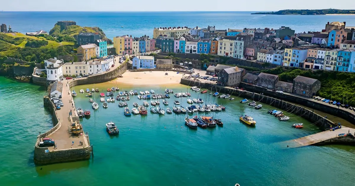 Pembroke Dock pe malul mării și peisajul de coastă din Pembrokeshire în Țara Galilor