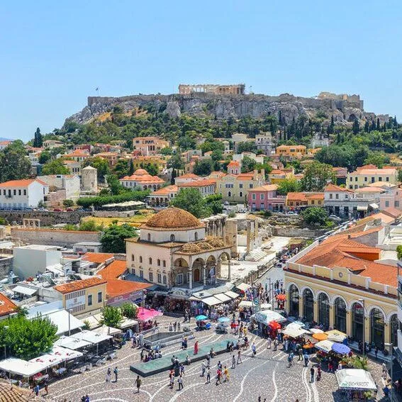 Piraeus pe malul apei, portul de agrement și peisajul urban de coastă din Grecia