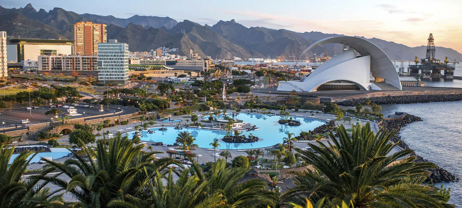 Santa Cruz de Tenerife pe malul mării și peisajul urban din Insulele Canare