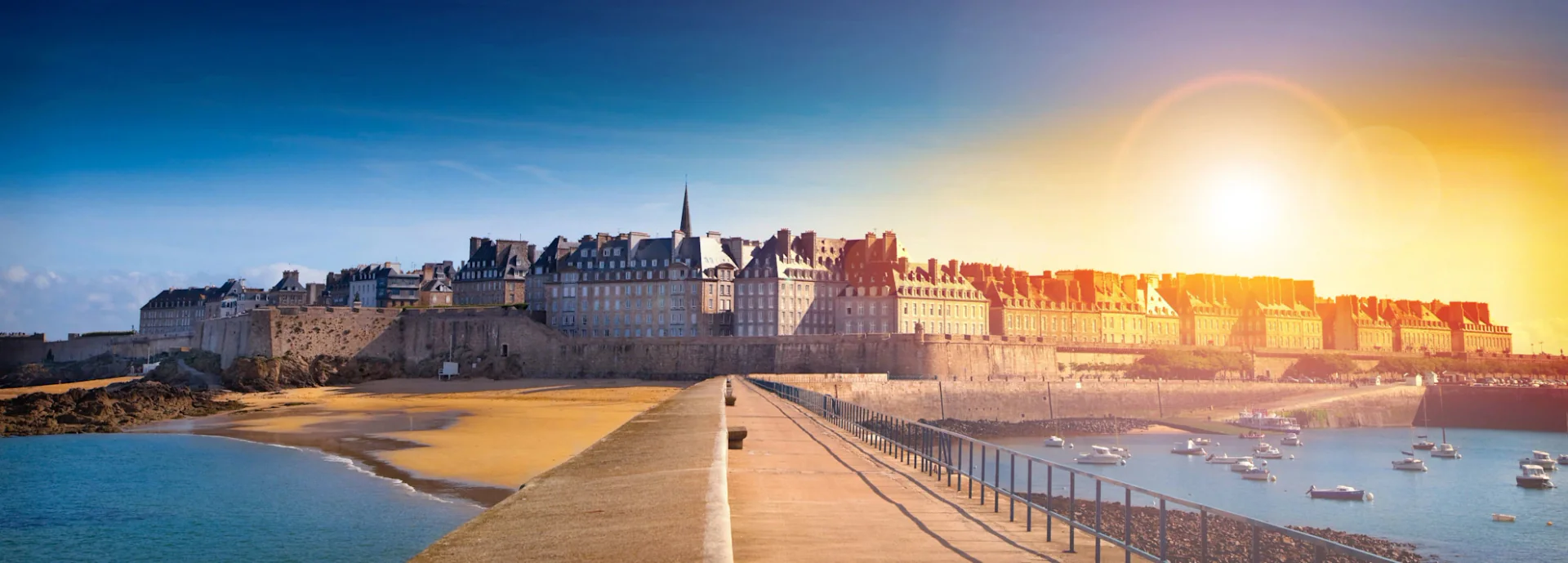 St Malo Orașul vechi cu ziduri, portul și plajele de pe coasta Franței Bretagne