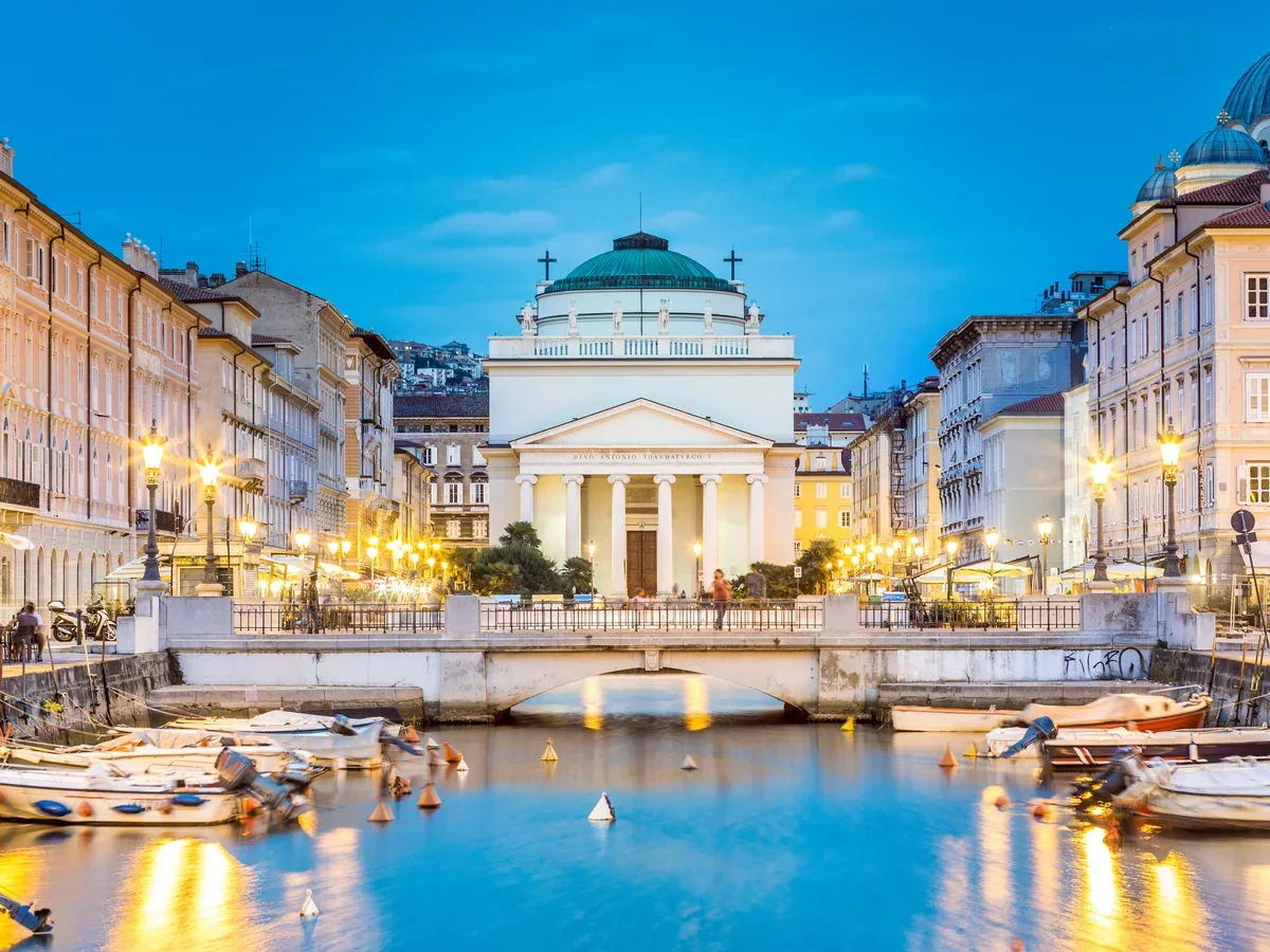 Trieste malul mării, Piazza Unità d’Italia și peisajul orașului Adriatic din Italia