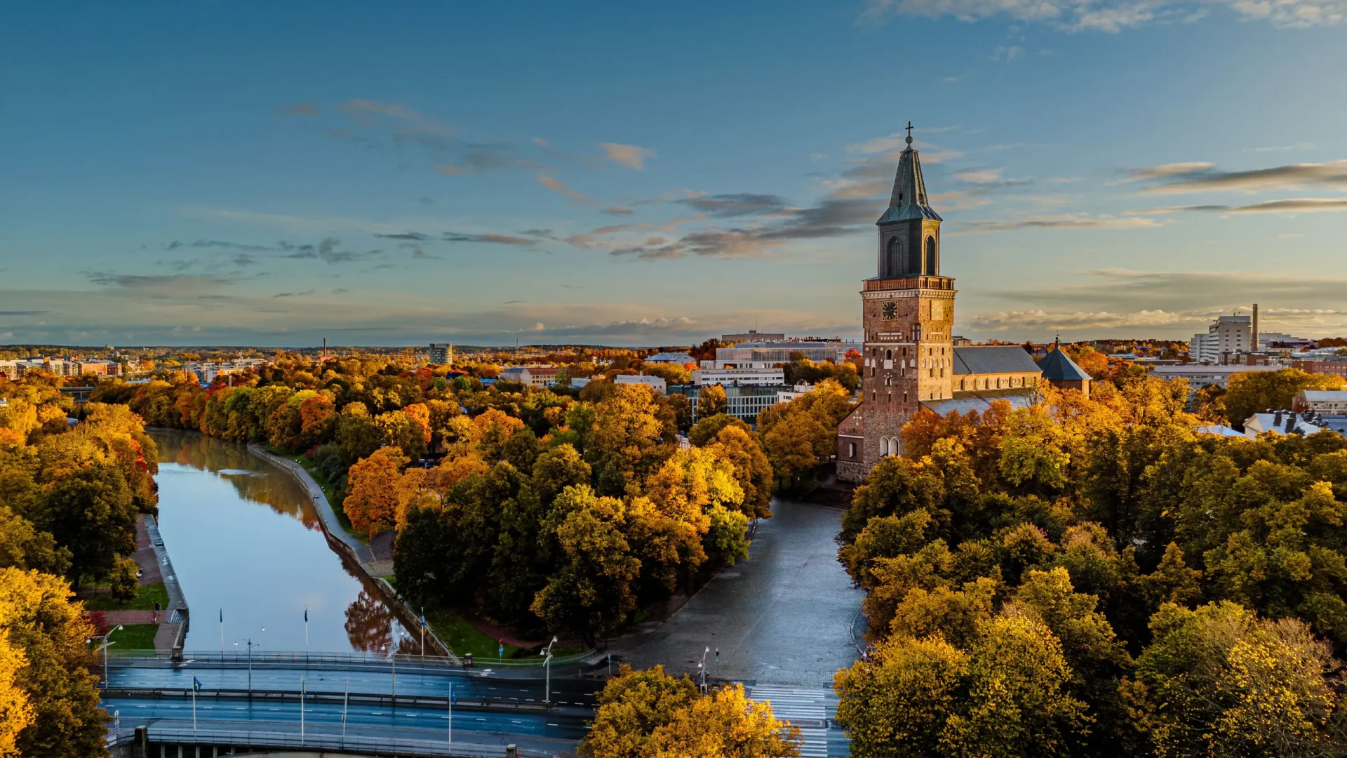 Turku pe malul fluviului, castel și peisaj urban din arhipelag finlandez