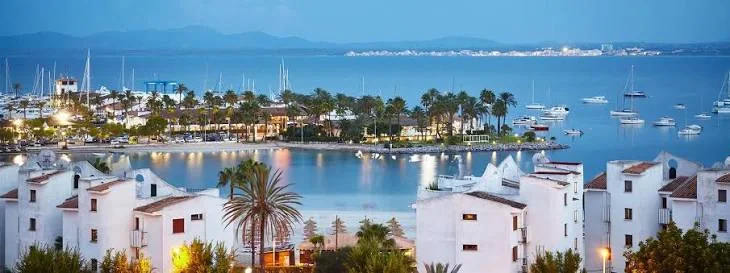 Alcúdia Port și malul apei din nordul Majorquei