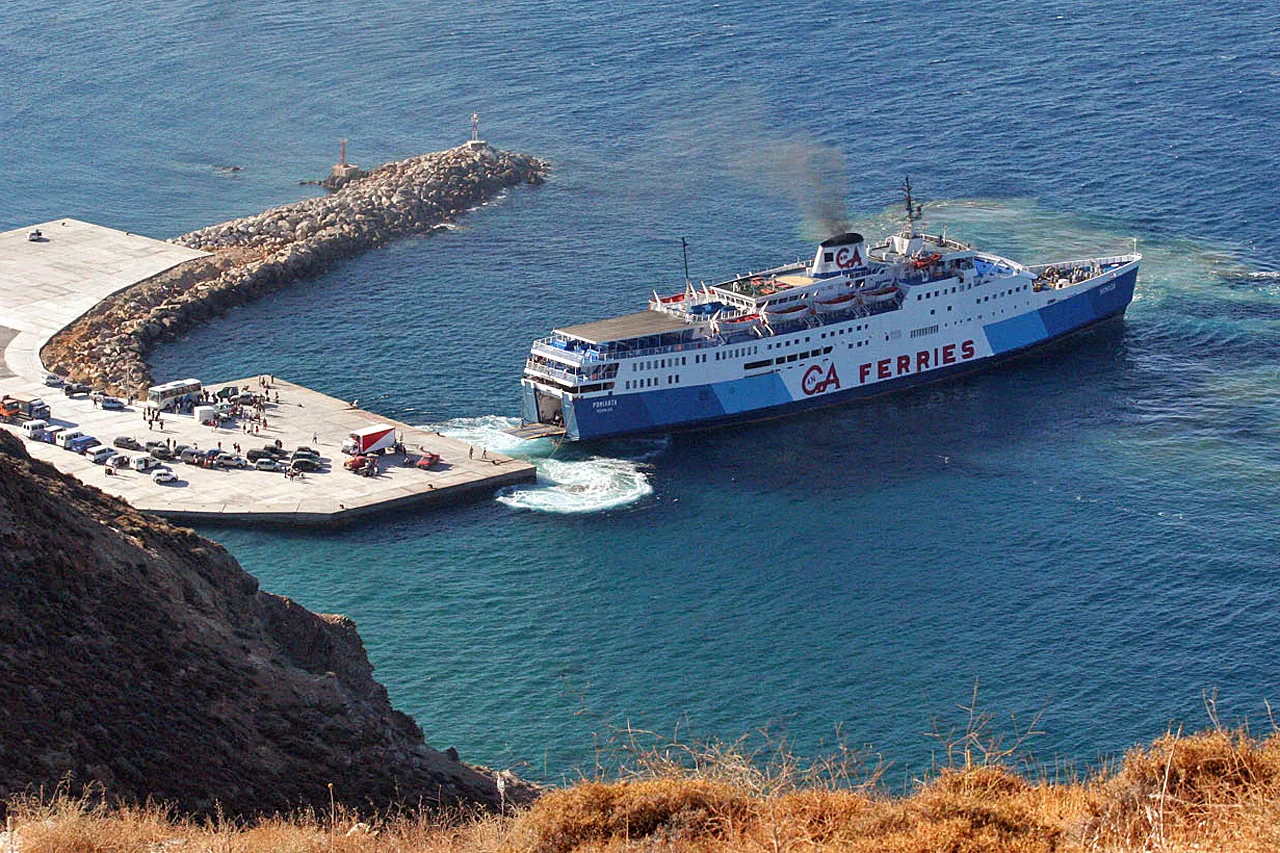 Portul de feriboturi din Anafi