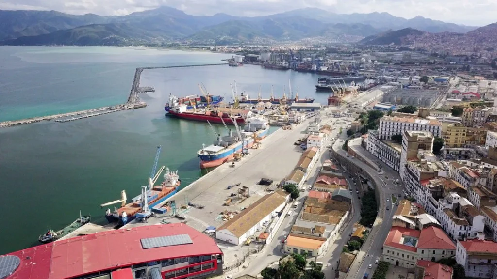Béjaïa malul mării și portul din Algeria