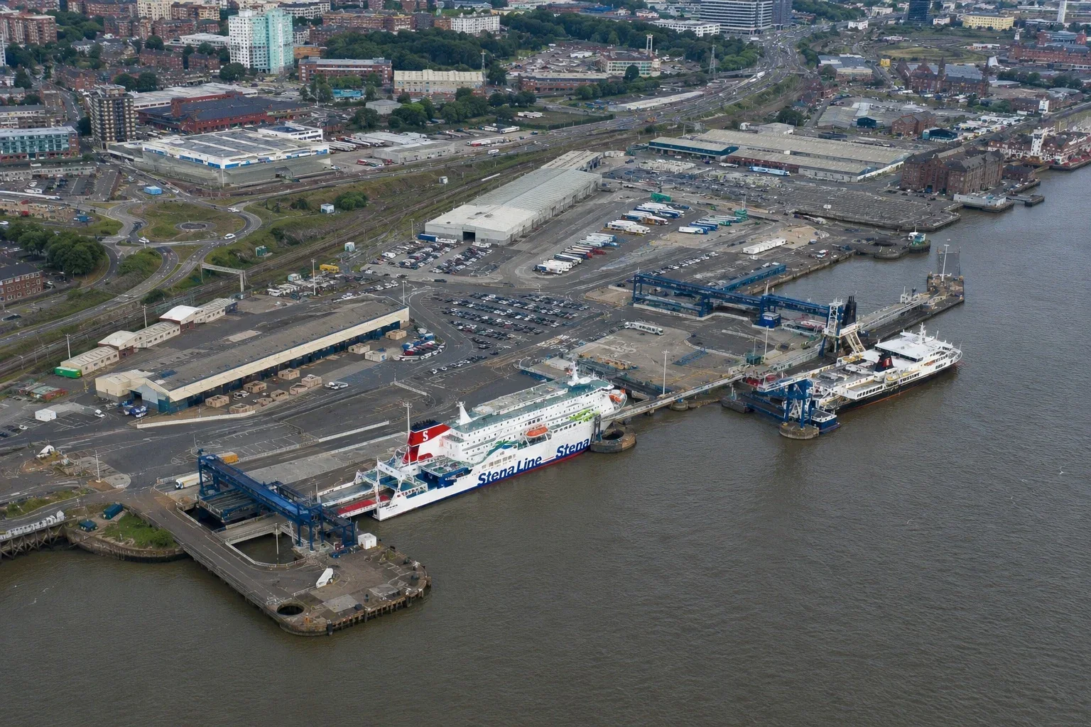 Vedere aeriană a portului de feriboturi Birkenhead de pe râul Mersey vizavi de Liverpool