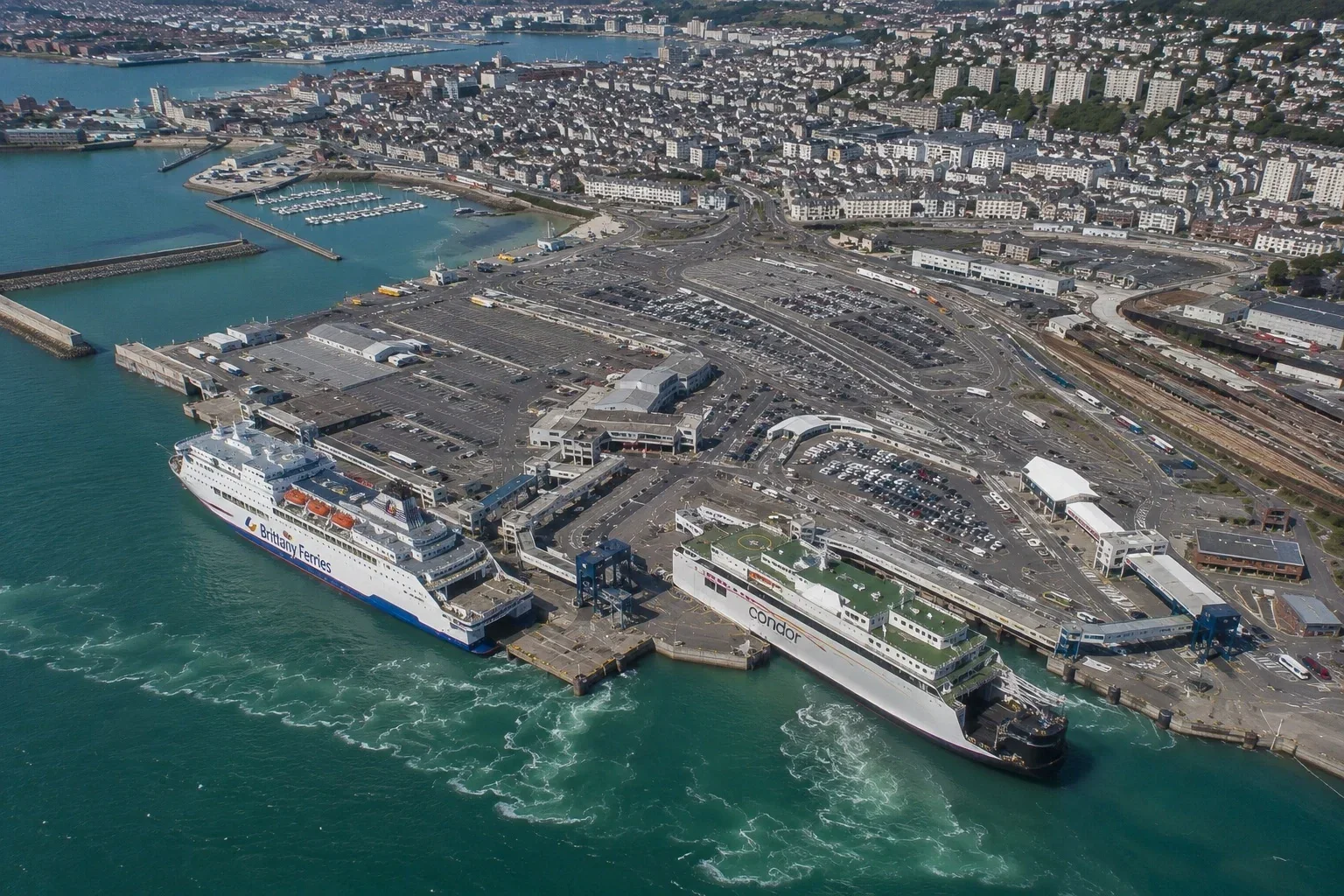 Vedere aeriană a portului și portului de feriboturi Cherbourg din Normandia