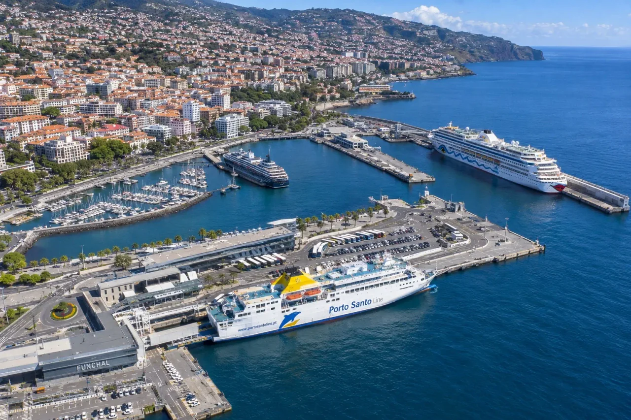 Portul zonei de feriboturi de pasageri Funchal din Madeira