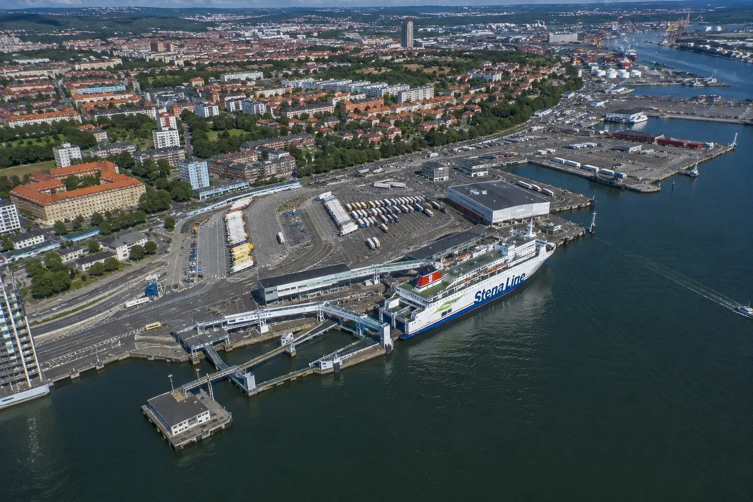 Vedere aeriană a portului Gothenburg cu feribotul Stena Line