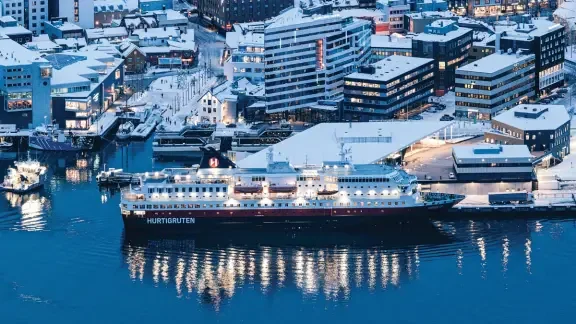 Navă Hurtigruten la Kirkenes pe coasta arctică a Norvegiei