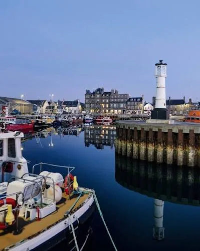 Kirkwall malul mării și portul din Orkney