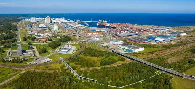 Vedere aeriană a portului Muuga lângă Tallinn