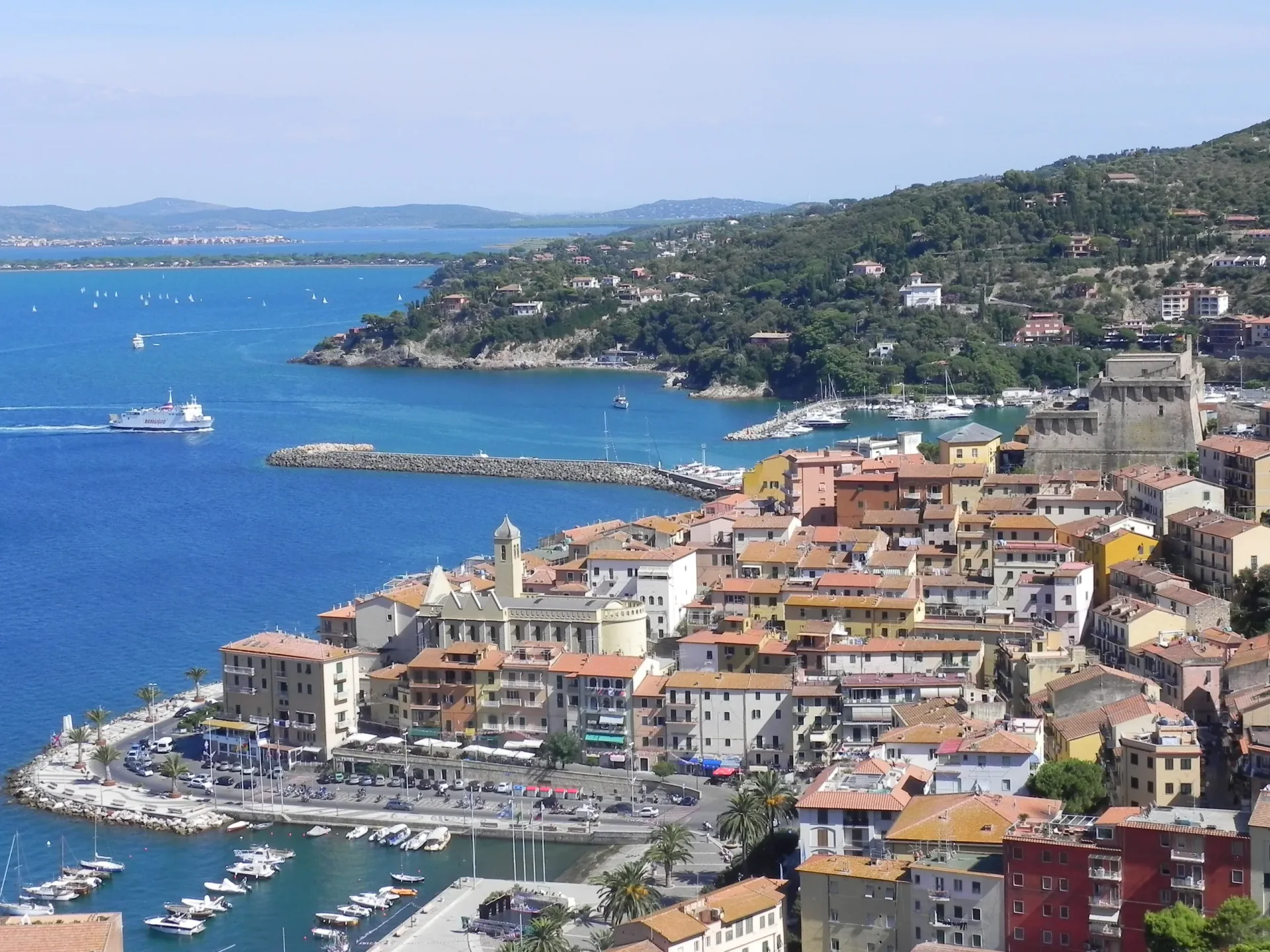 Portul de feriboturi din Porto Santo Stefano