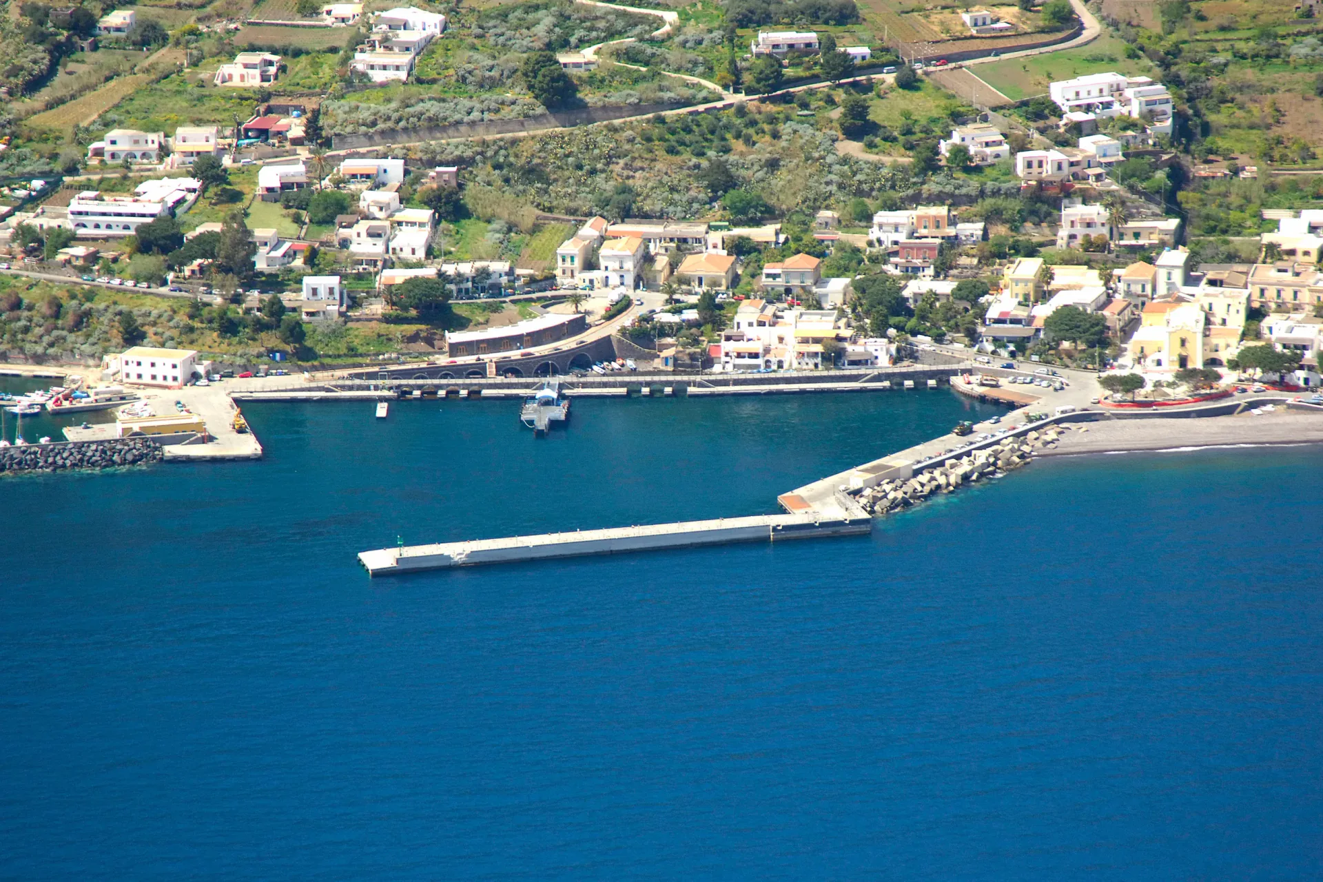 Portul de feriboturi din Santa Marina Salina
