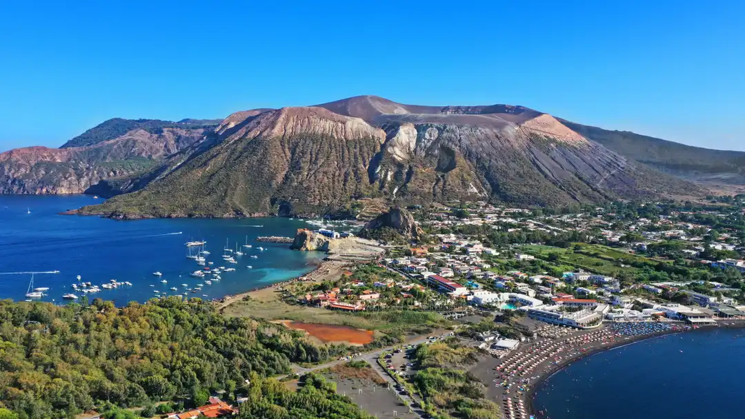 Portul de feriboturi din Stromboli