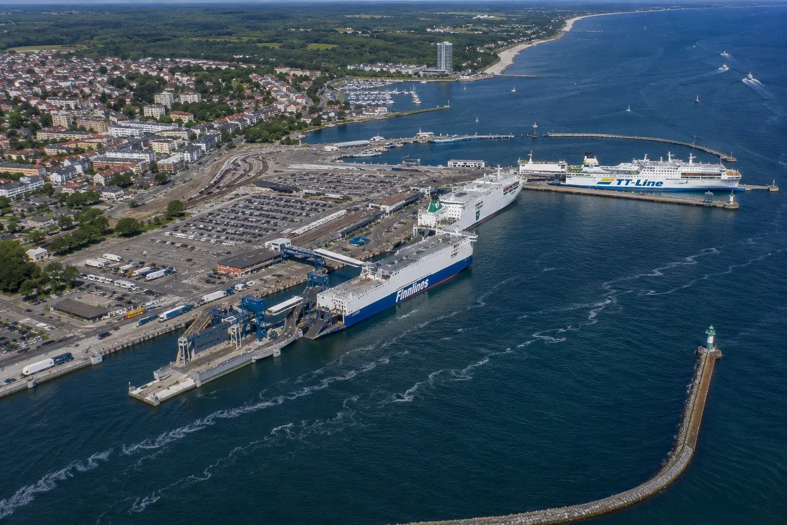Vedere aeriană a portului de feriboturi Travemünde cu feribotul TT-Line