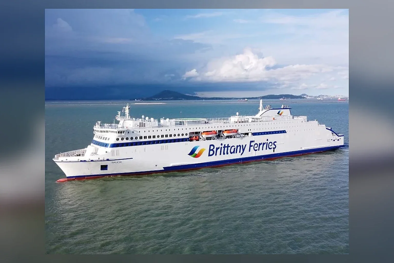 Feribotul de pasageri Brittany Ferries traversează Canalul