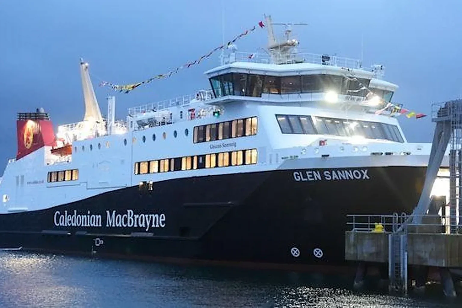 Feribotul CalMac navighează printre insulele scoțiene