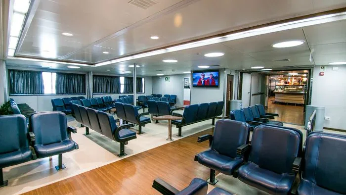 Salon interior pentru pasageri la bordul unui feribot Caremar