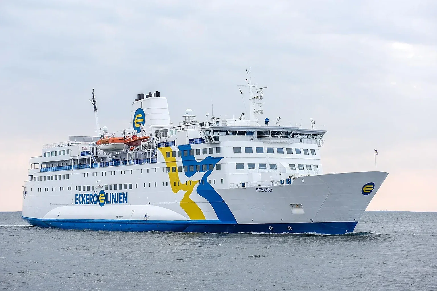 Eckerö Linjen feribotul pentru pasageri și vehicule pe Marea Åland