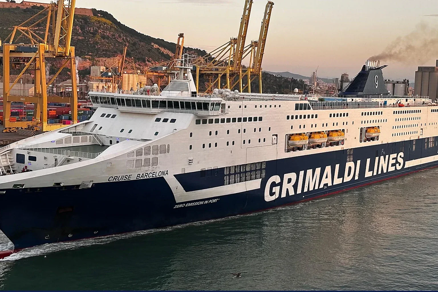 Feribotul de pasageri Grimaldi Lines traversează Marea Mediterană