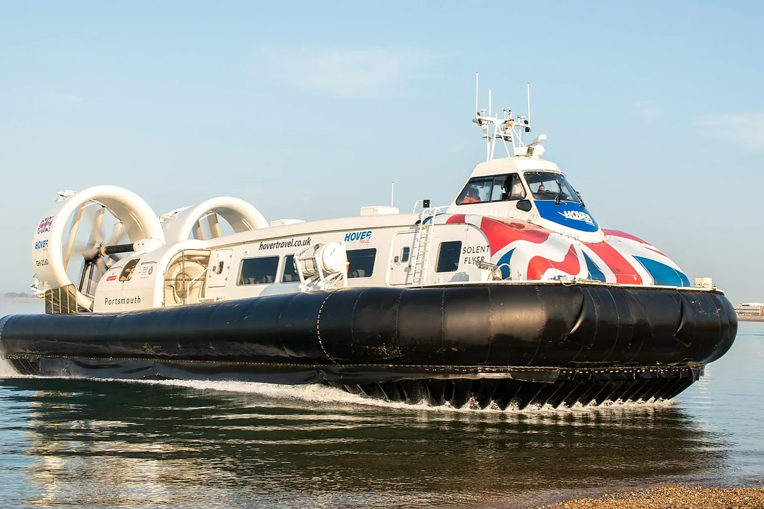 Hovercraft pentru pasageri Hovertravel traversând Solent