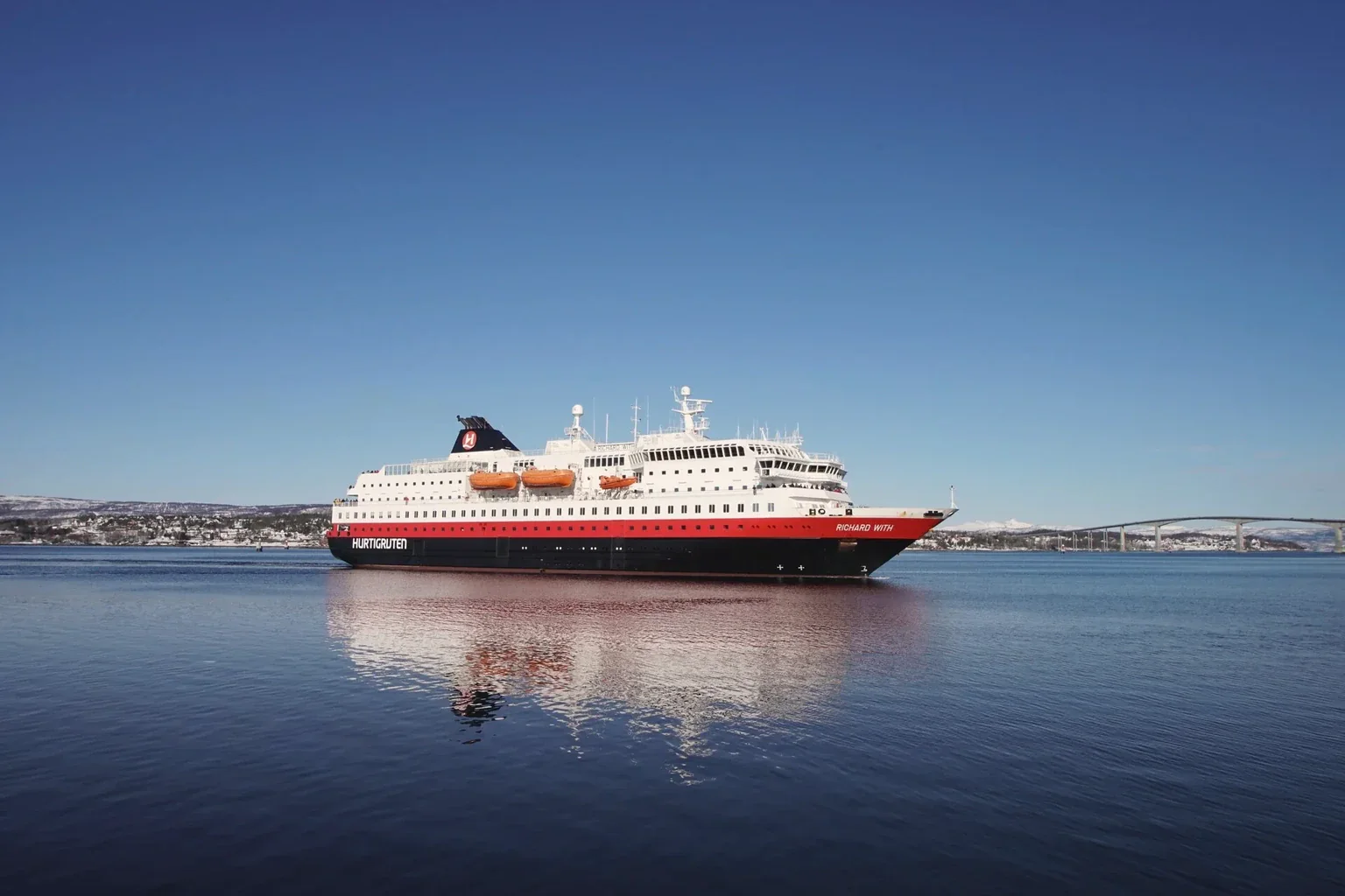 Hurtigruten Nava Coastal Express pe coasta norvegiană