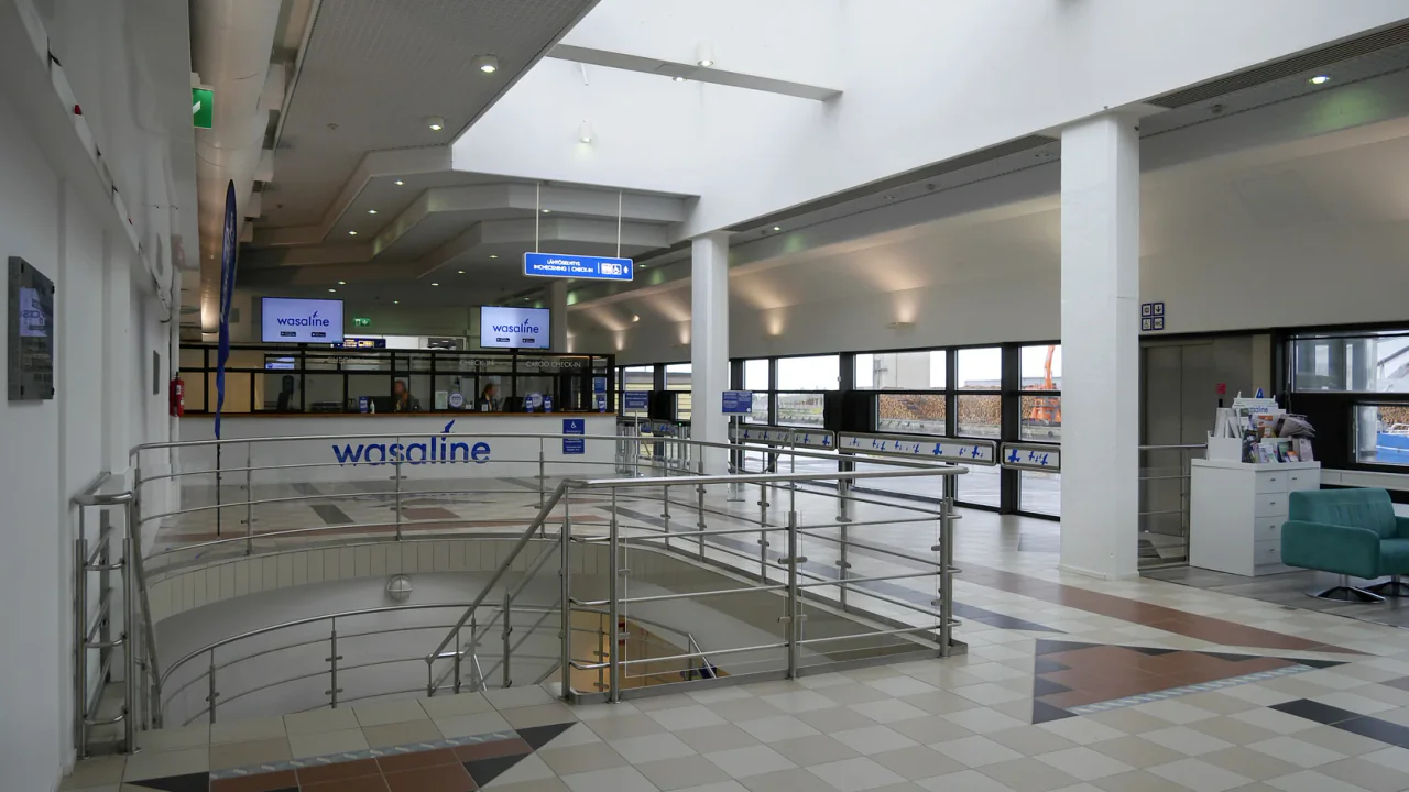 Zona de check-in al terminalului Wasaline în Vaasa