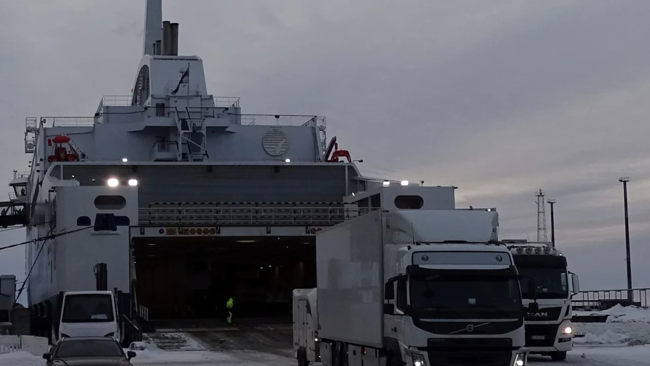 Vehicule care se descarcă din Aurora Botnia iarna