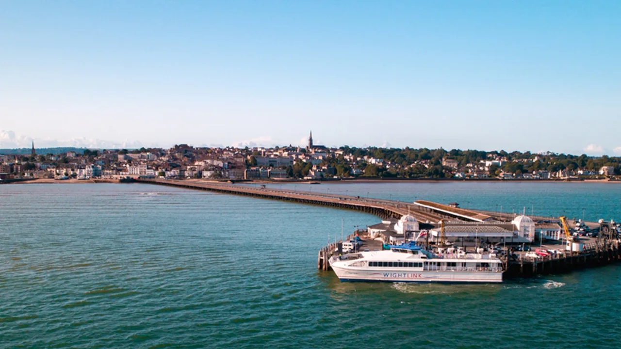 Wightlink FastCat care servește Ryde Pier Head