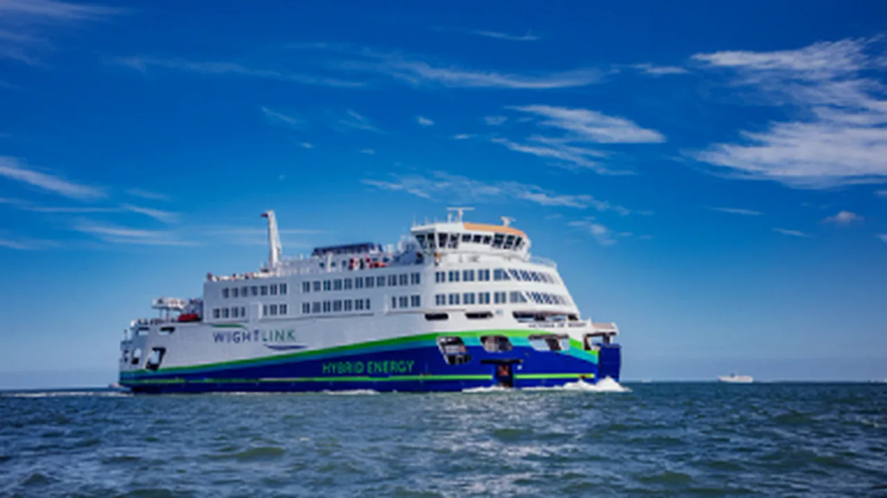 Feribotul pentru vehicule Wightlink care deservește Insula Wight