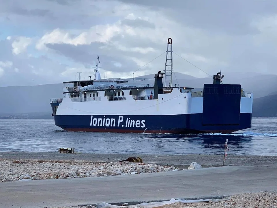Feribotul Ionion P. Lines deservește Lefkada și Ithaca
