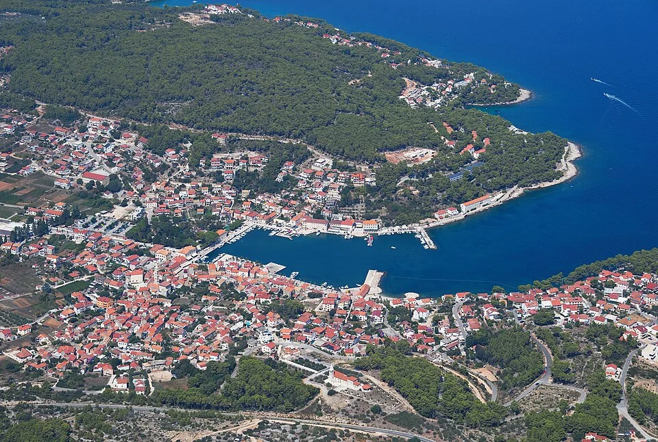 Coasta Jelsa și împrejurimile portului
